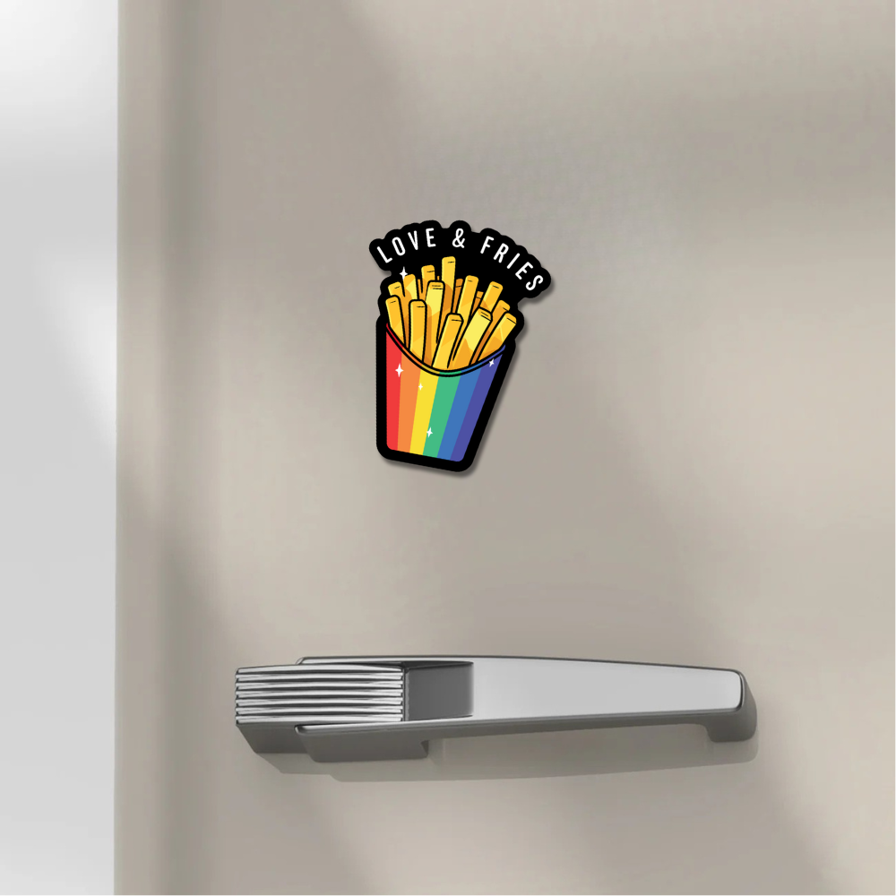 Magnet mit "Love and Fries"-Text auf regenbogenfarbener Pommestüte auf Kühlschrank