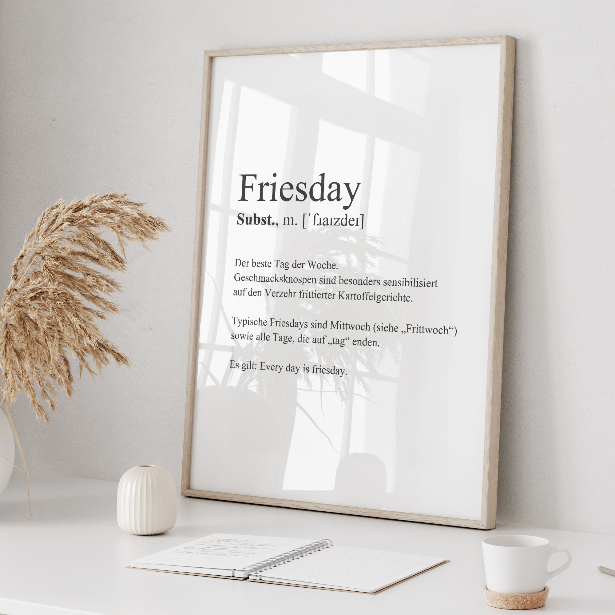 Weißes Poster mit schwarzem "Friesday"-Druck und Wortdefinition in Holzrahmen.