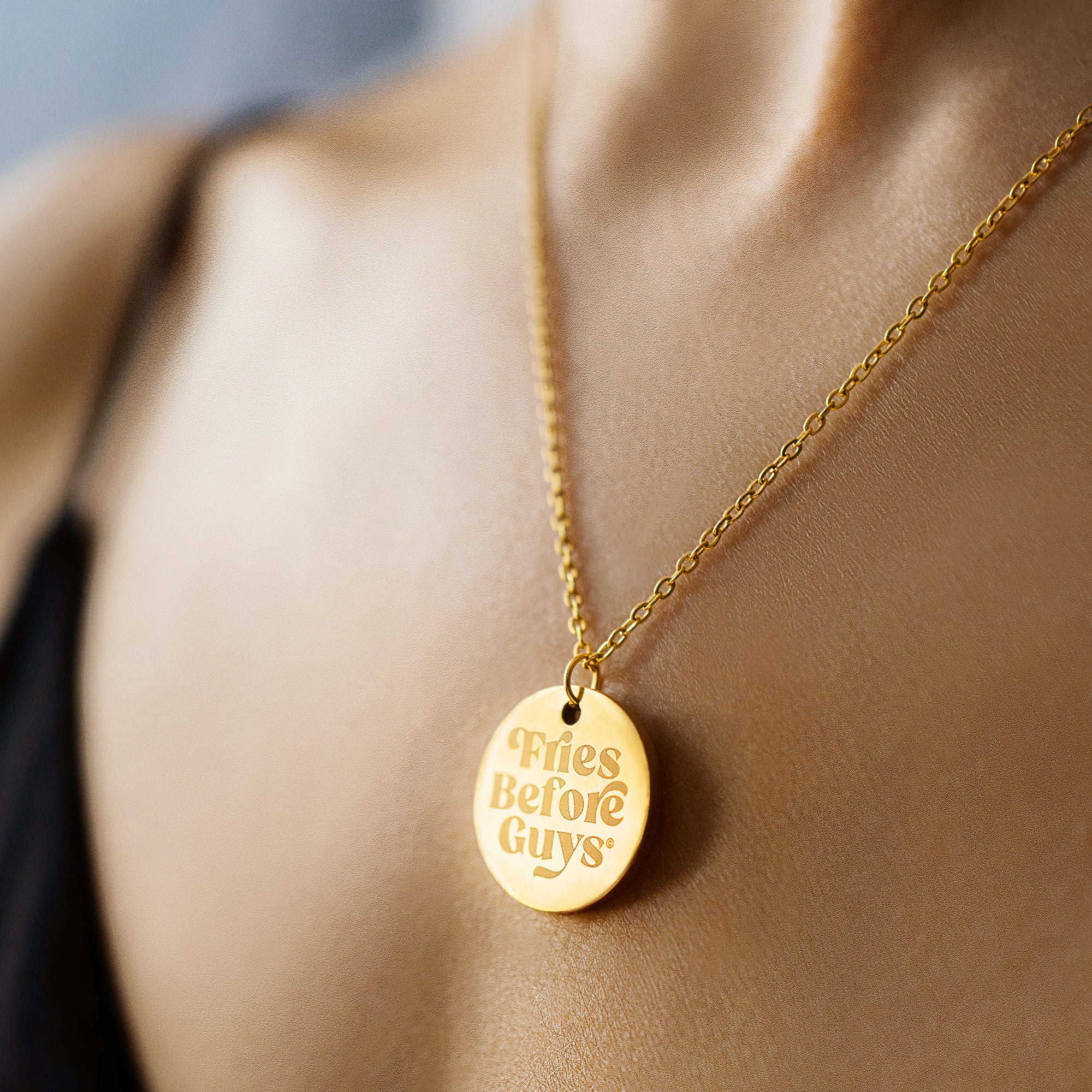 Goldene Kette mit rundem "Fries Before Guys"-Anhänger