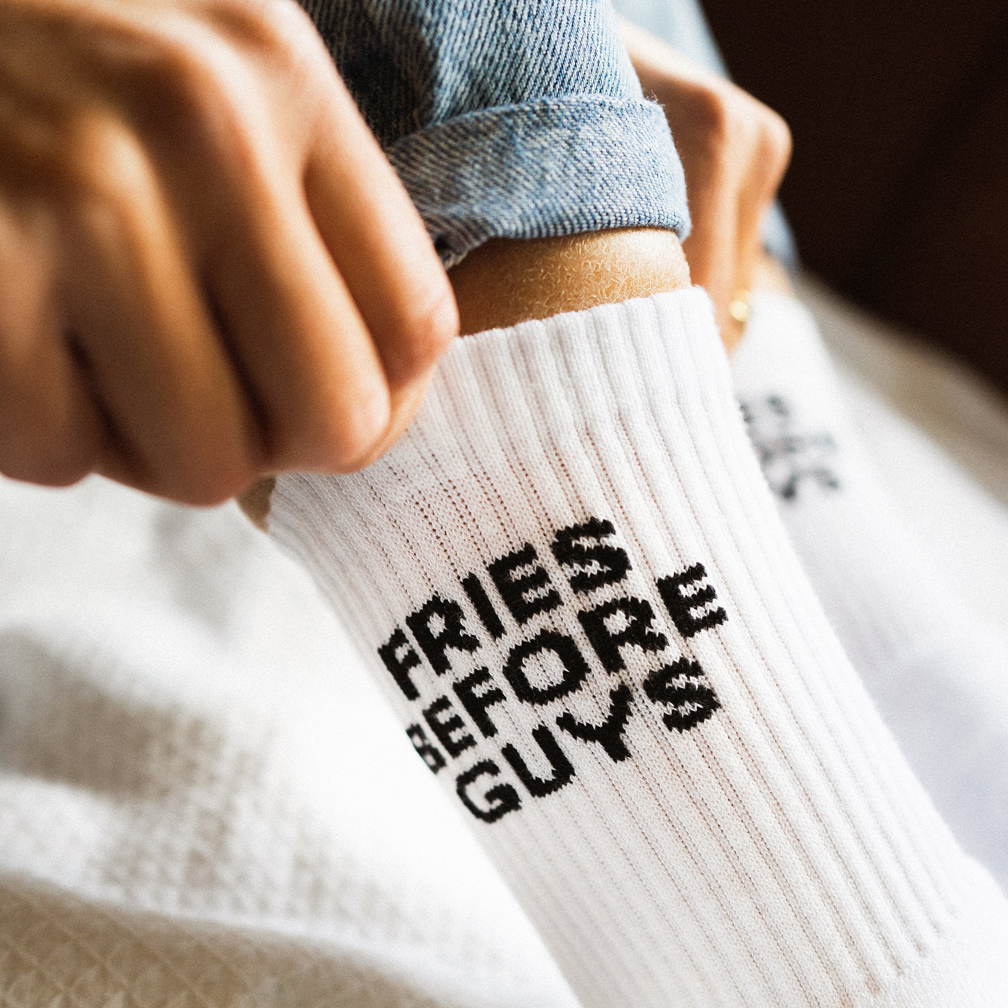 Weiße Sportsocken mit schwarzem "Fries Before Guys" Stick