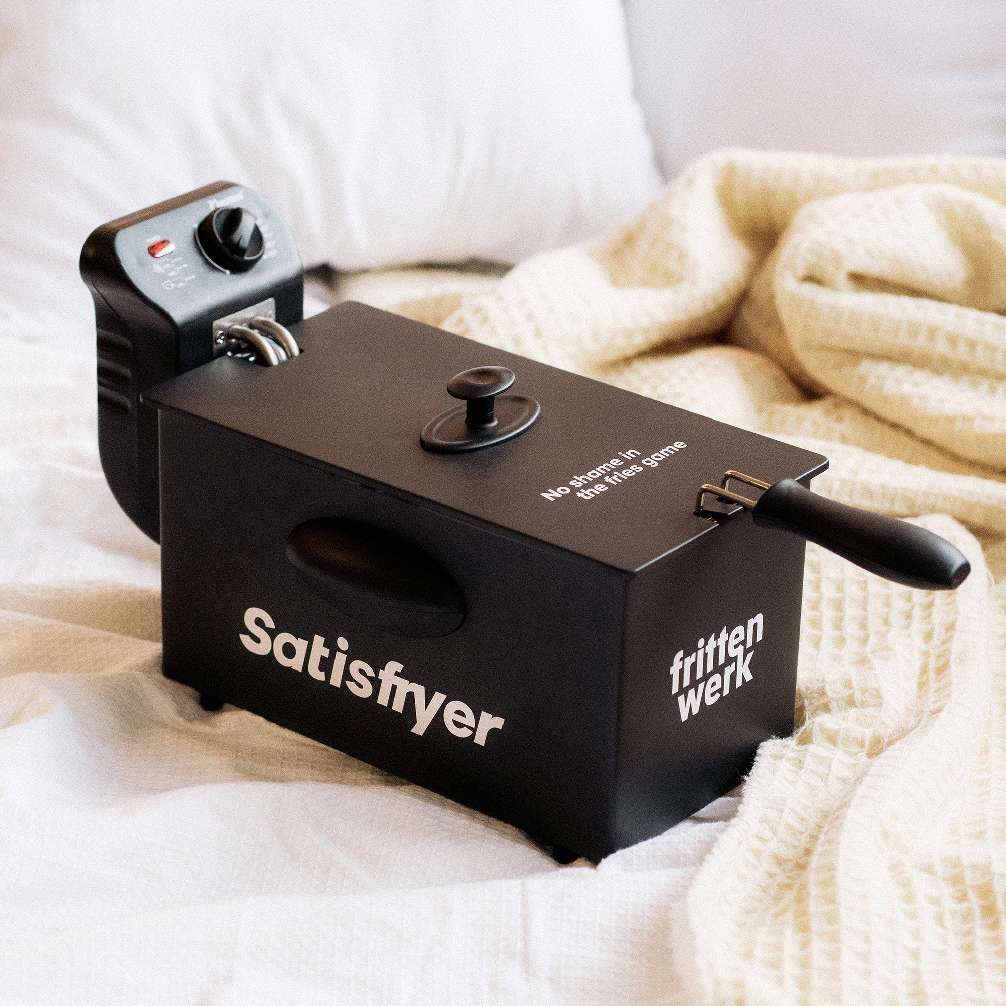 Schwarze Fritteuse mit weißem Druck