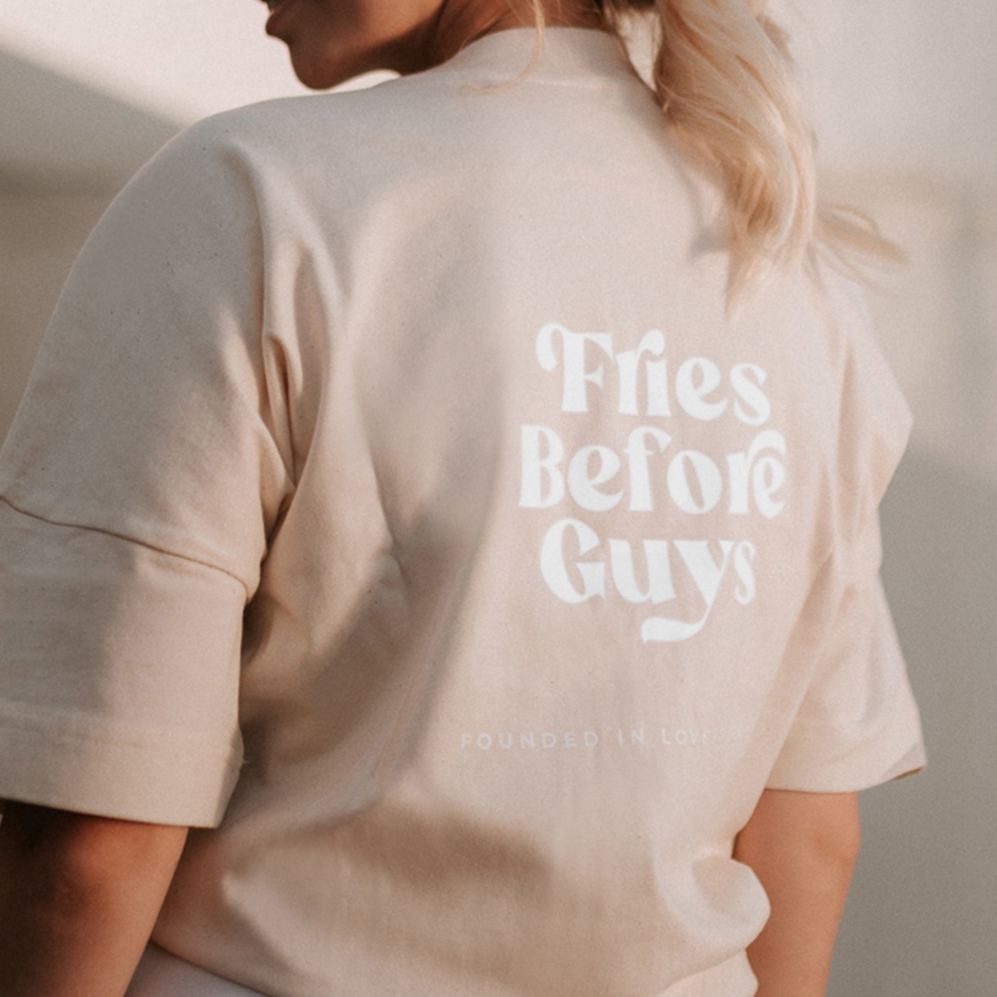 Großer weißer "Fries Before Guys"-Rückenprint auf vanillafarbenen T-Shirt