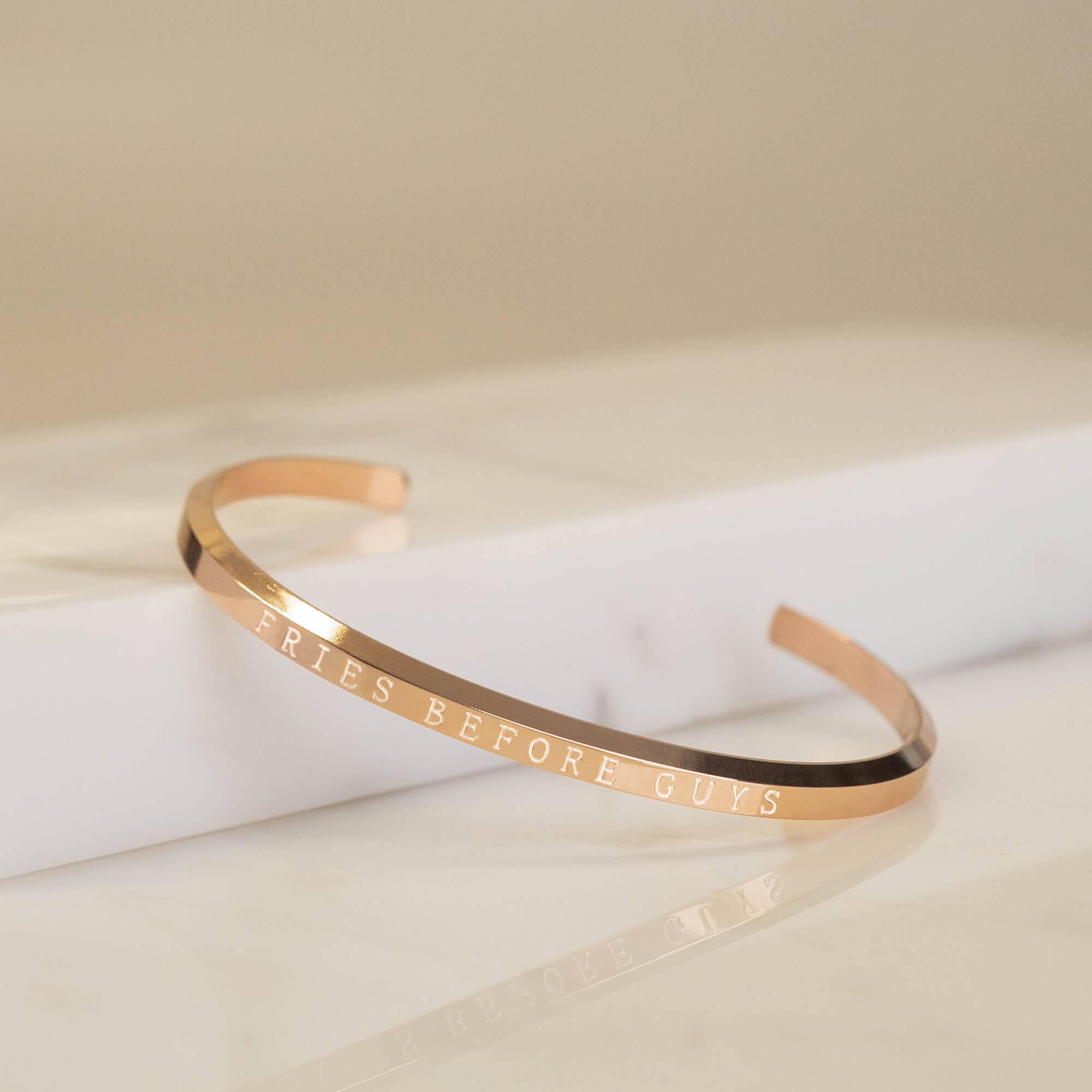 Liegendesroségoldenes Armband mit "Fries Before Guys"-Gravur