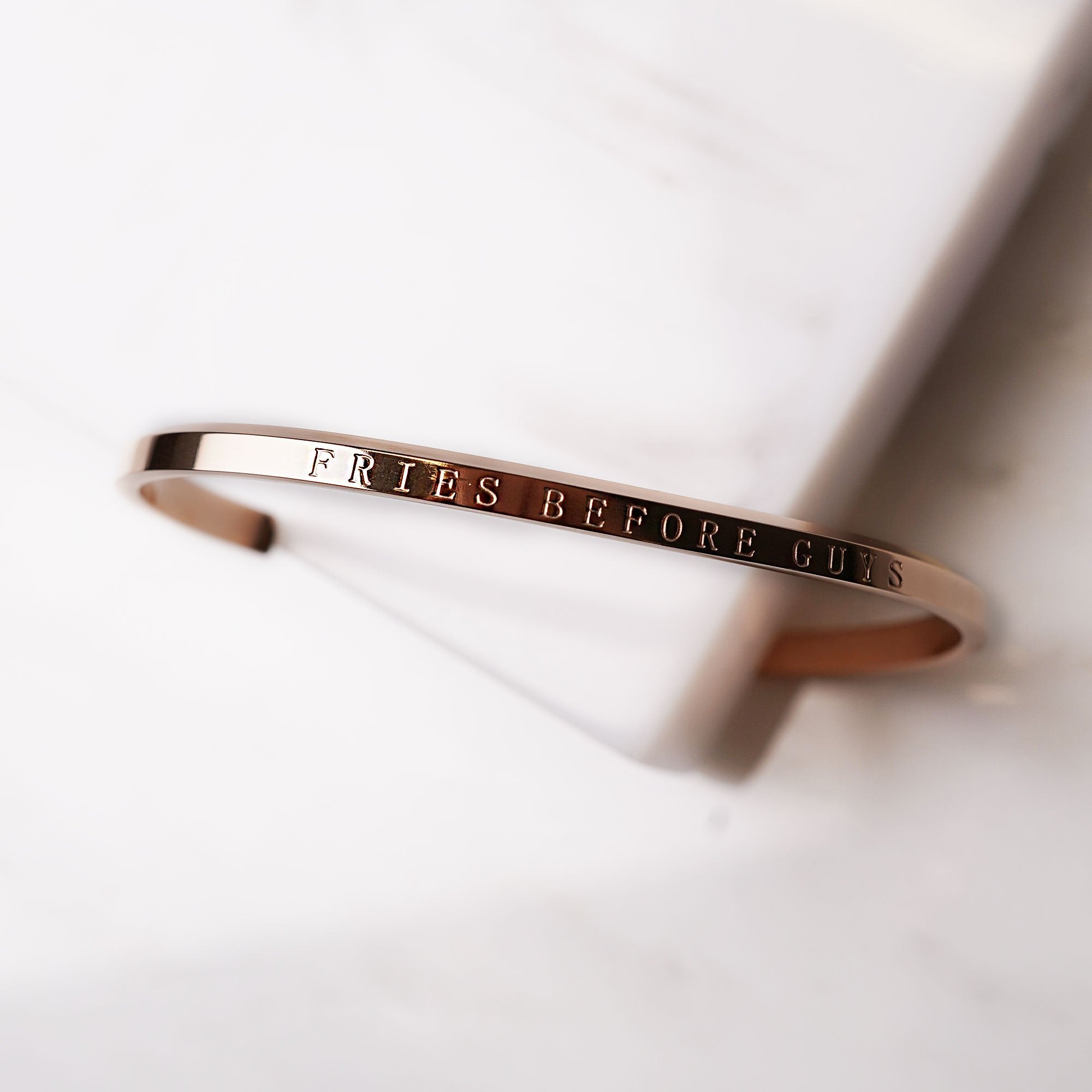 Roségoldenes Armband mit "Fries Before Guys"-Gravur