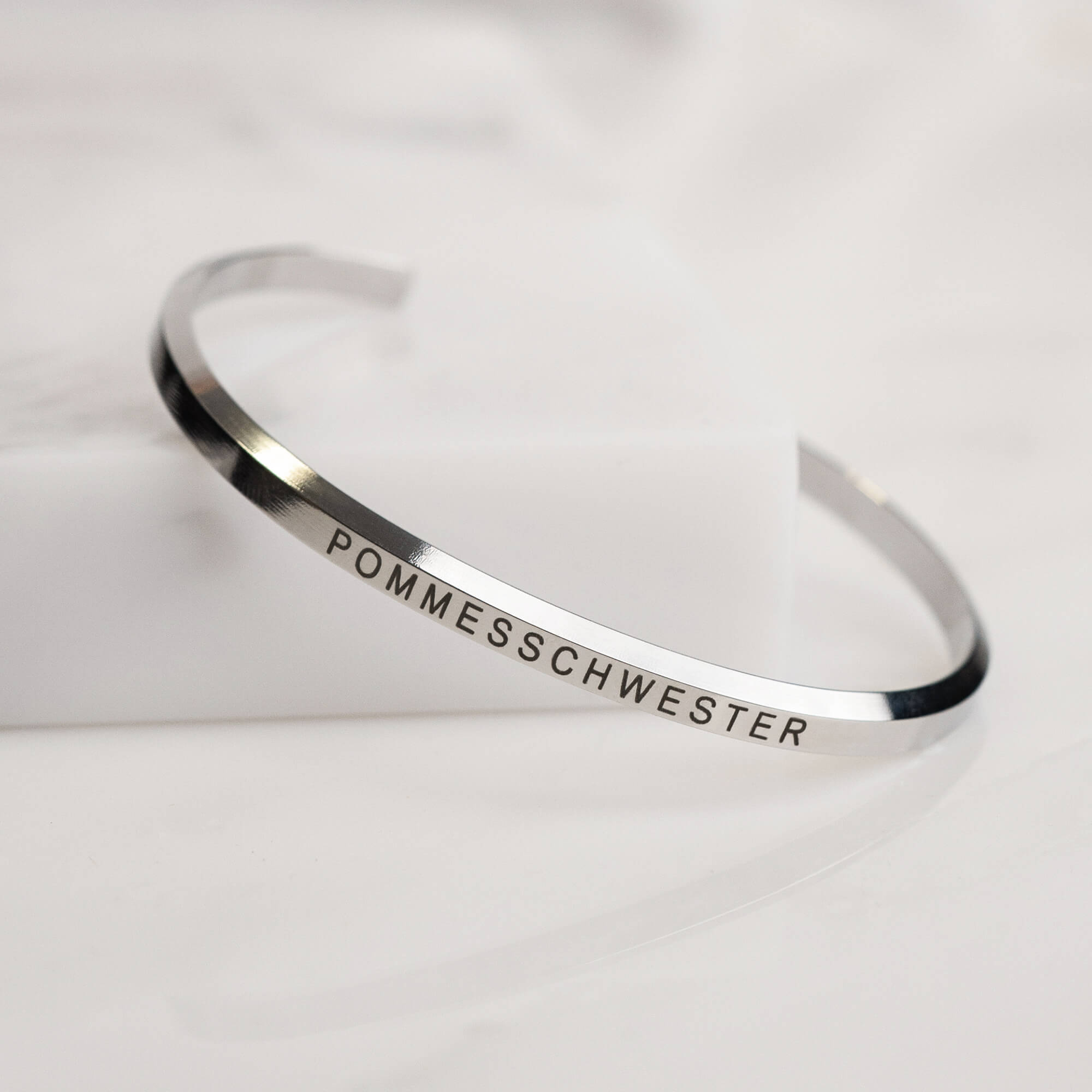Silbernes Armband mit "Pommesschwester"-Gravur