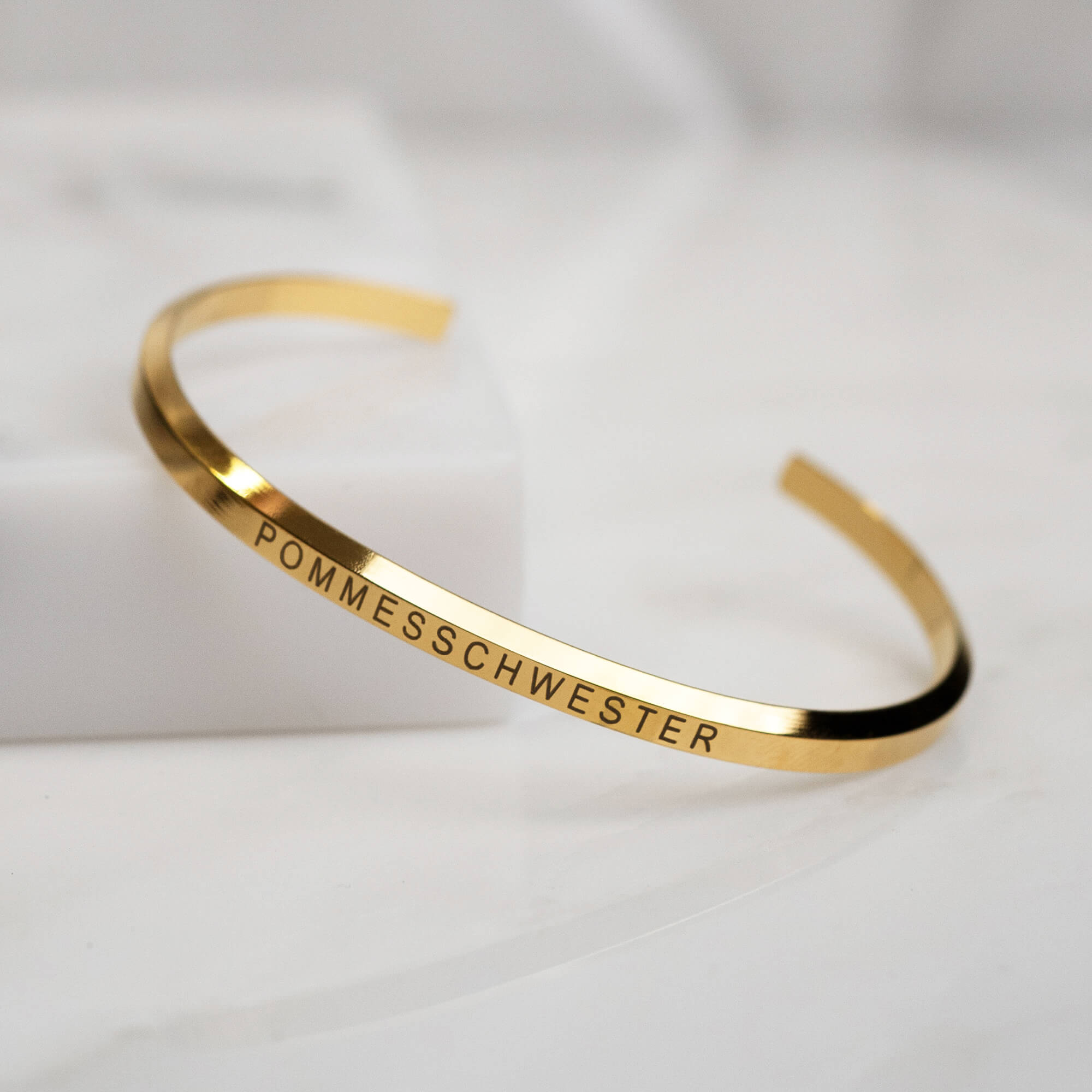 Goldenes Armband mit "Pommesschwester"-Gravur