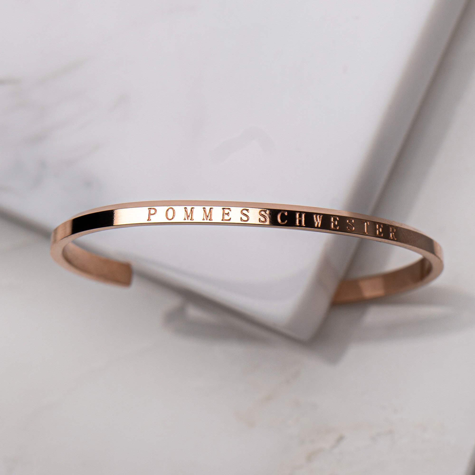 Roségoldenes Armband mit "Pommesschwester"-Gravur