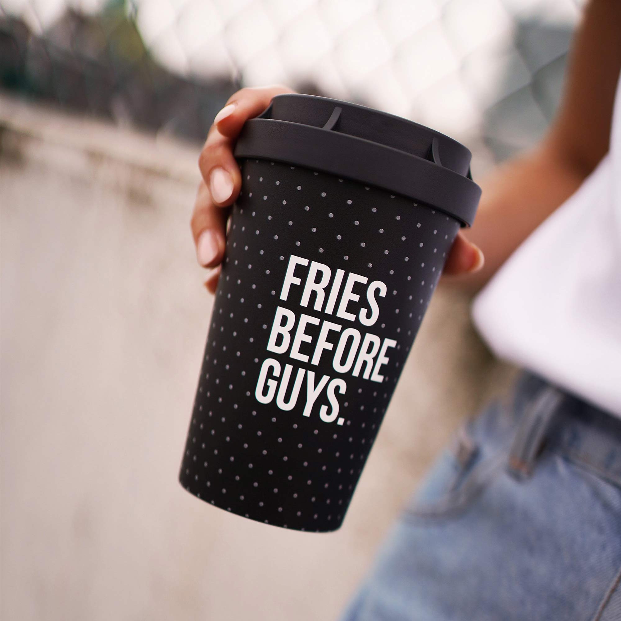 Schwarzer Kaffeebecher mit Punkten und "Fries Before Guys"- Print