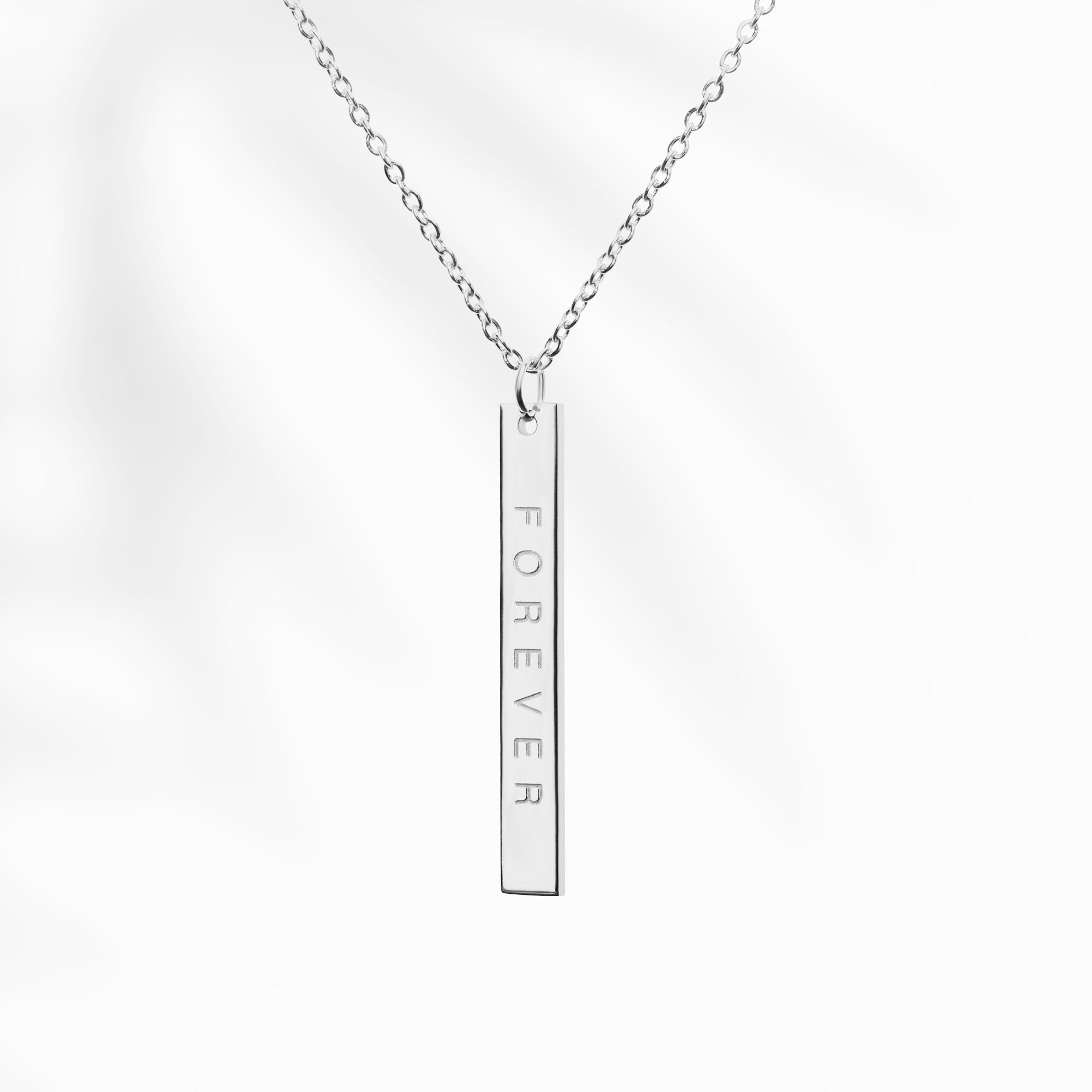 Silberne Kette mit länglichem Anhänger mit "Forever"-Gravur auf der Rückseite.