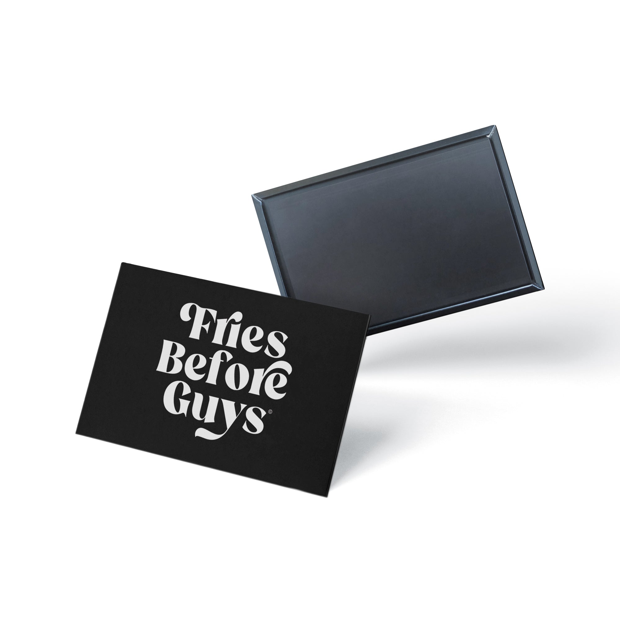 Schwarzer Kühlschrankmagnet mit "Fries Before Guys"-Text von Vorderseite und Rückseite.