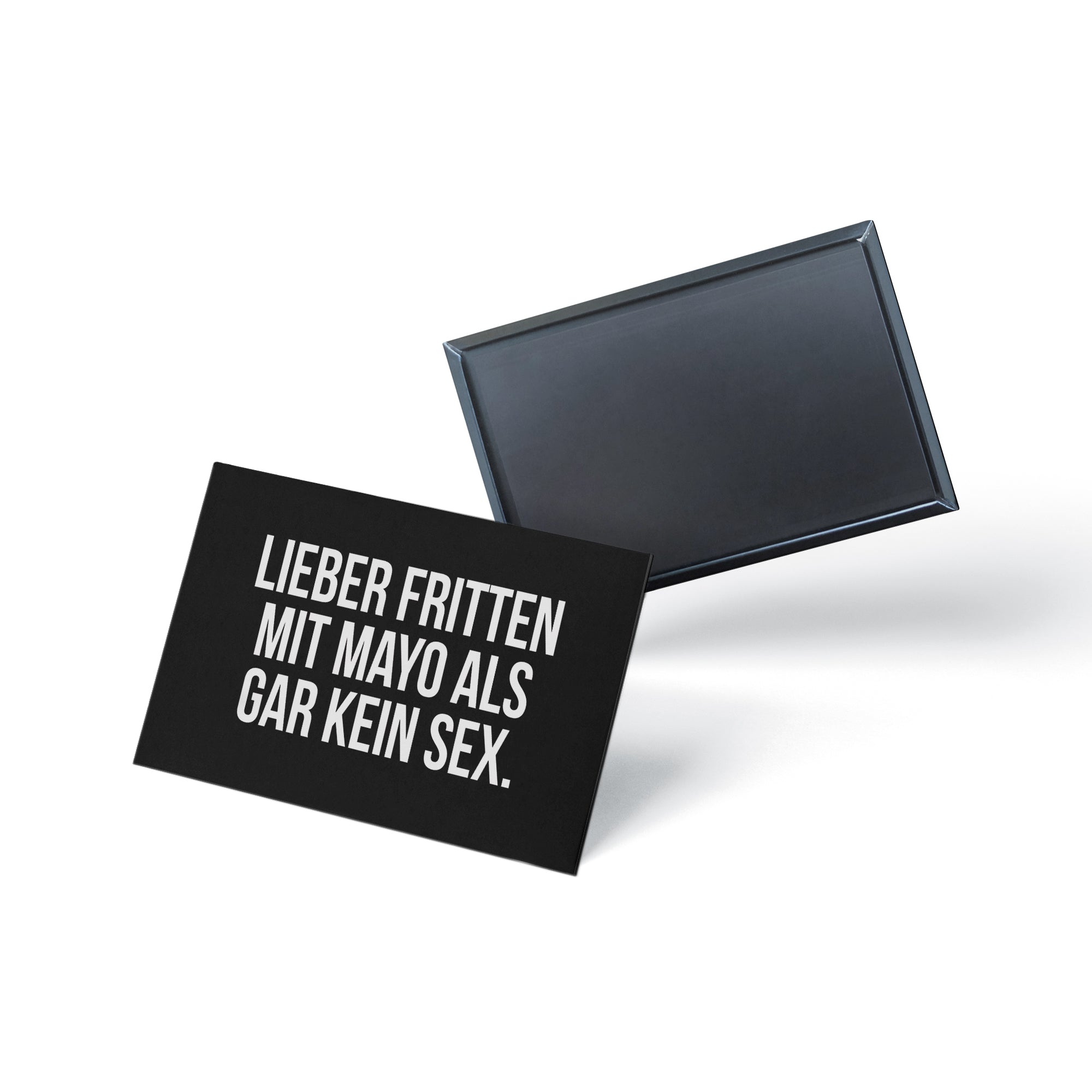 Schwarzer Magnet mit "Lieber Fritten mit Mayo als gar kein Sex"-Spruch von Vorder- und Rückseite.