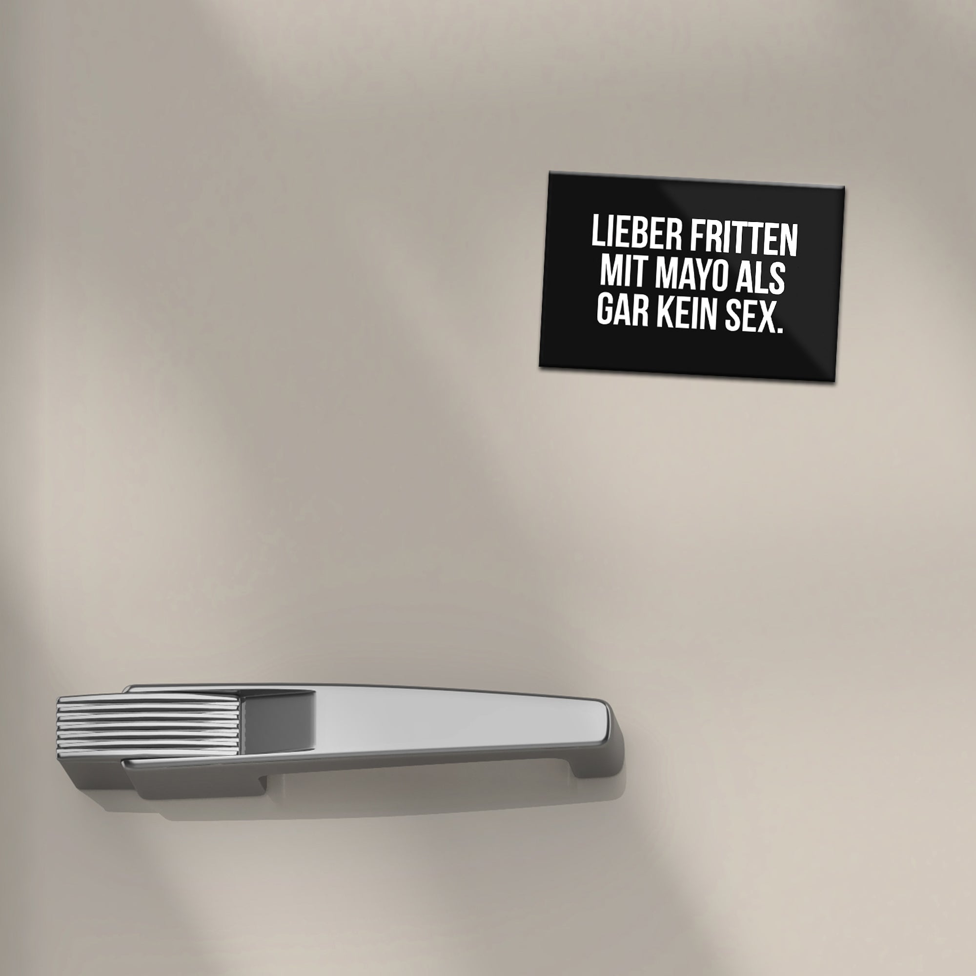 Schwarzer Magnet "Lieber Fritten mit Mayo als gar kein Sex"-Spruch auf Kühlschrank