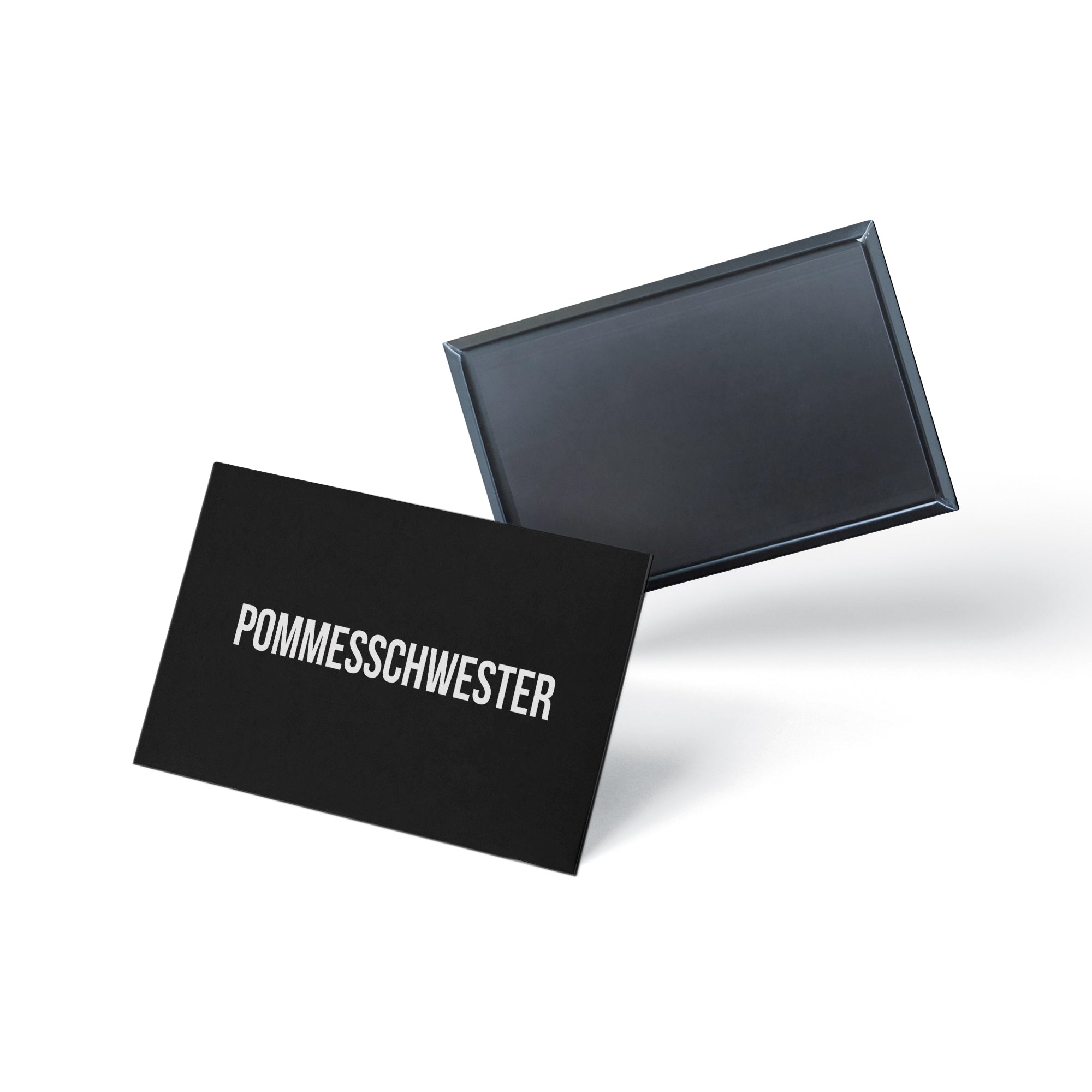 Schwarzer Kühlschrankmagnet mit "Pommesschwester"-Text von Vorderseite und Rückseite.