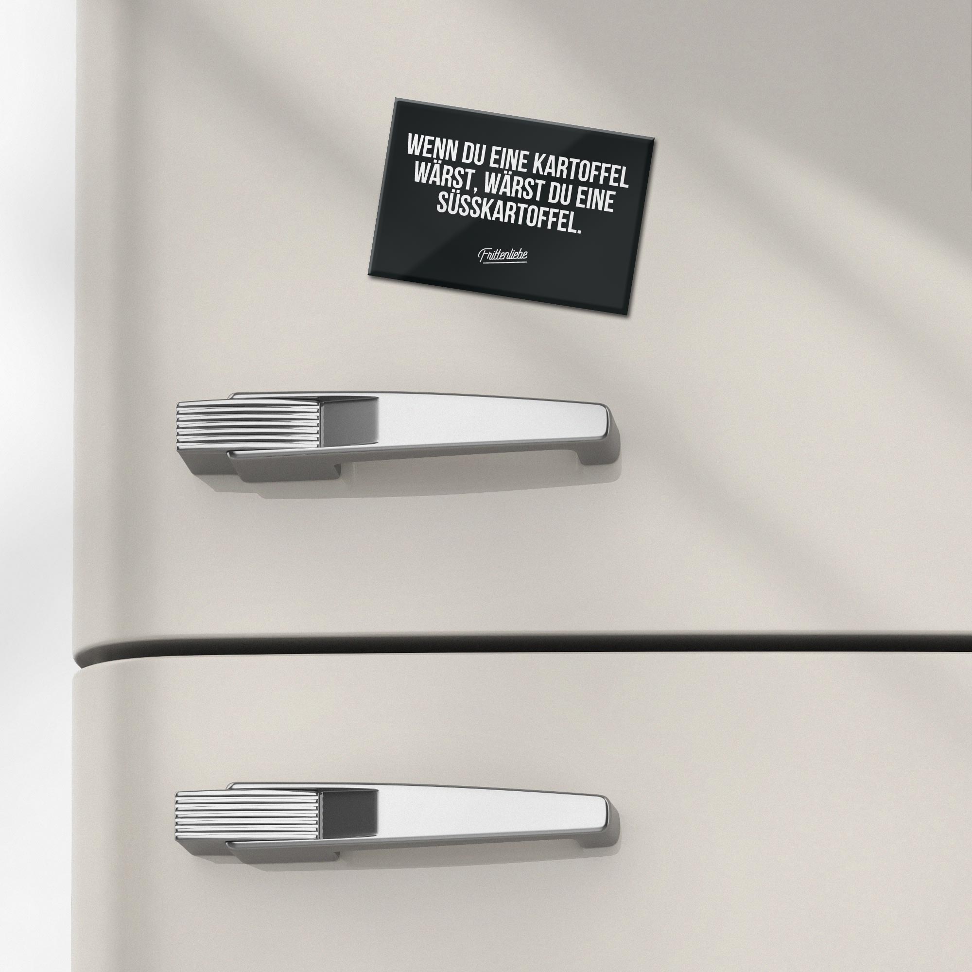 Schwarzer Magnet mit "Wenn du eine Kartoffel wärst"-Spruch auf Kühlschrank