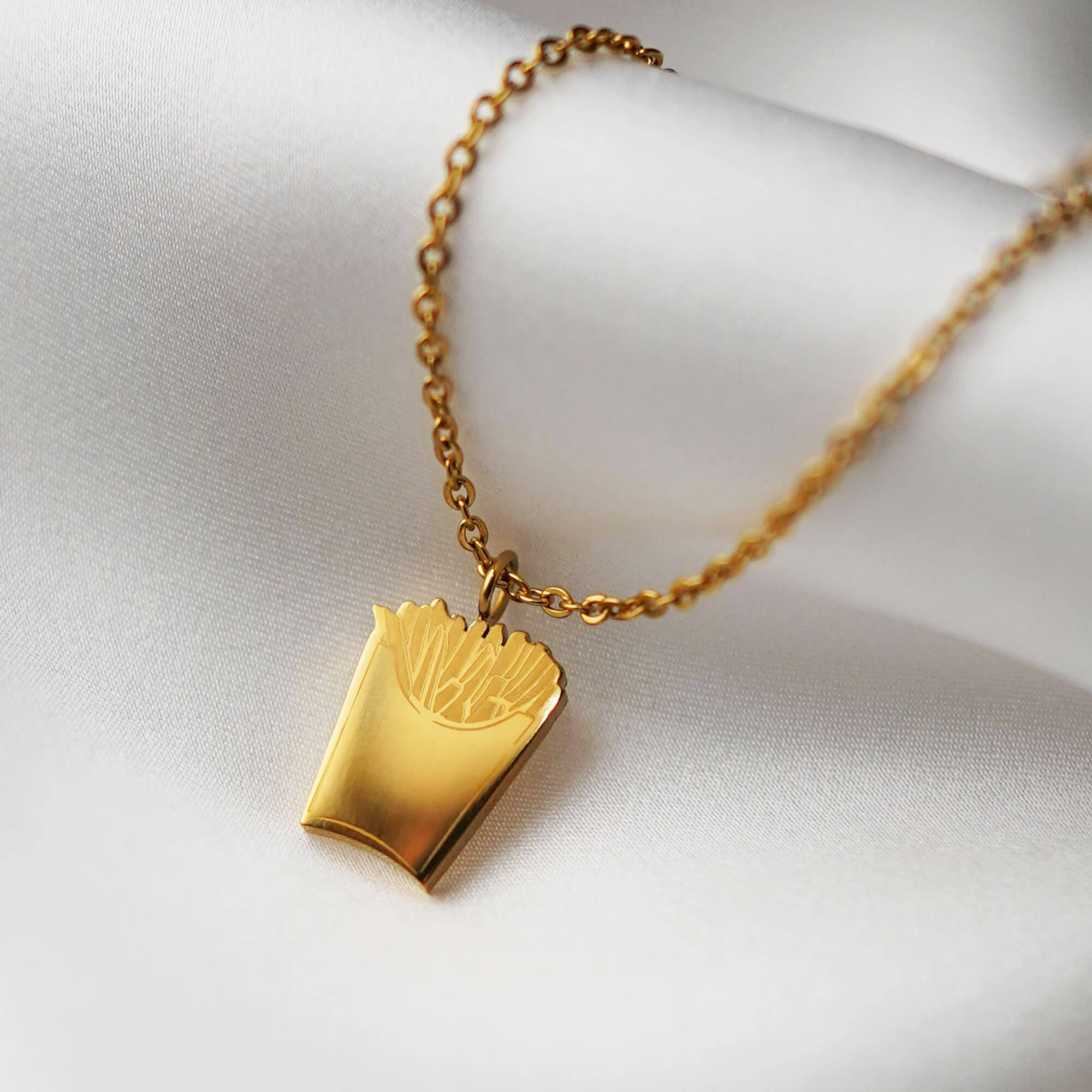 Goldene Kette mit Anhänger in Form einer Pommestüte