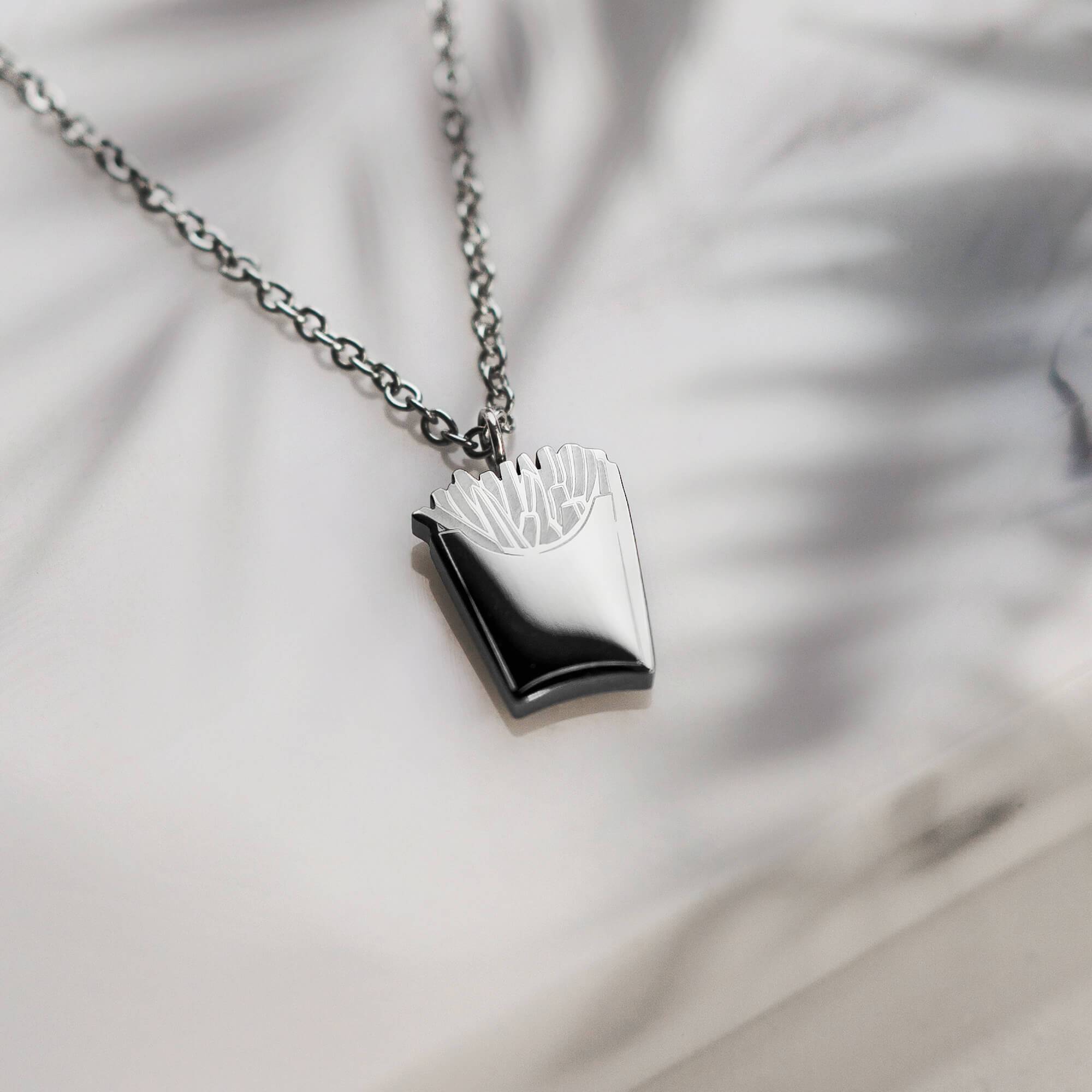 Silberne Kette mit Anhänger in Form einer Pommestüte