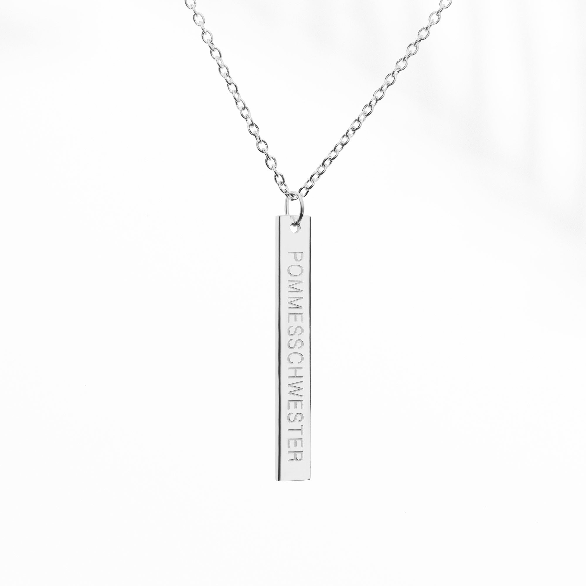 Silberne Kette mit länglichem Anhänger mit "Pommesschwester"-Gravur auf der Vorderseite.
