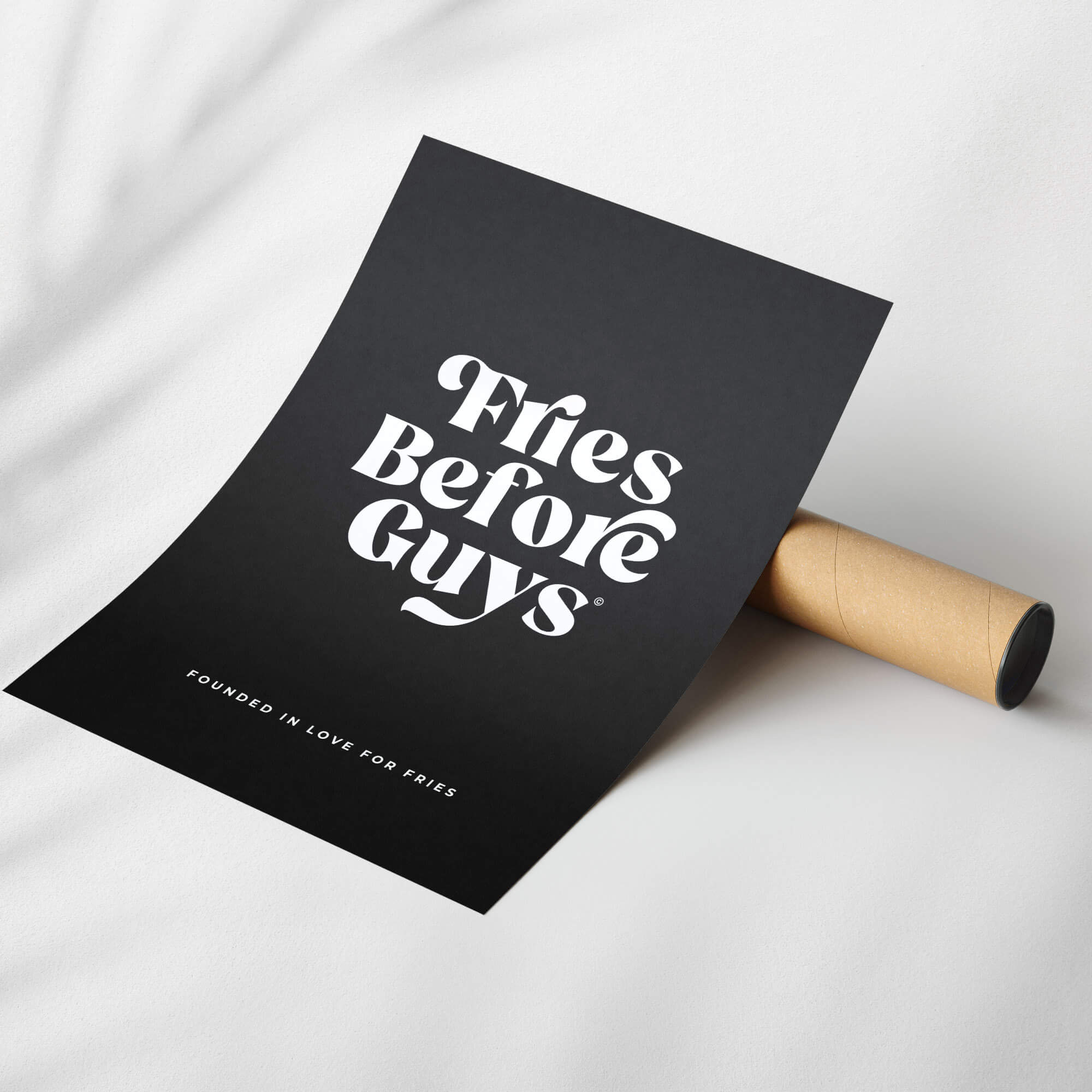 Schwarzes Poster mit weißer "Fries Before Guys"-Schrift