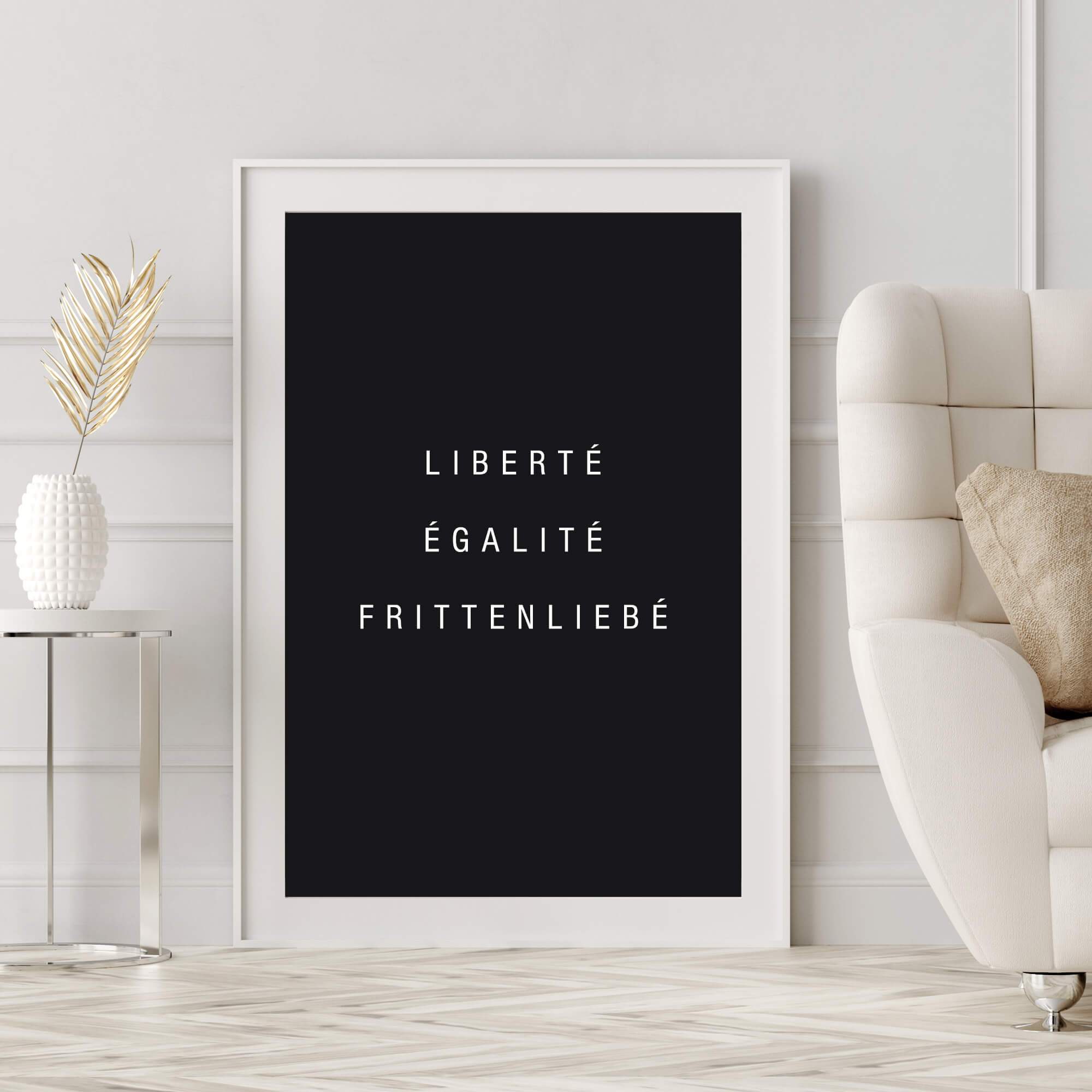 Schwarzes Poster mit weißem "Liberté, Égalité, Frittenliebé"-Druck in weißem Rahmen