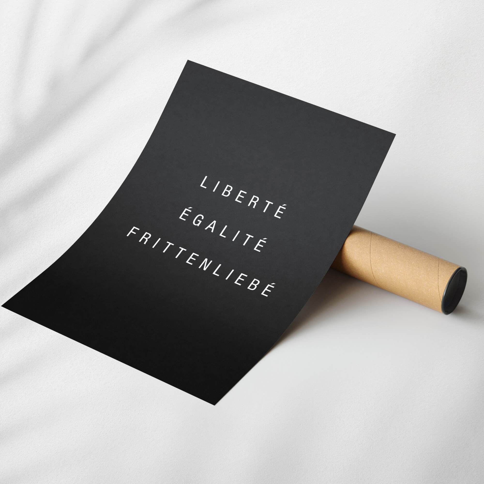 Schwarzes Poster mit weißem "Liberté, Égalité, Frittenliebé"-Druck.