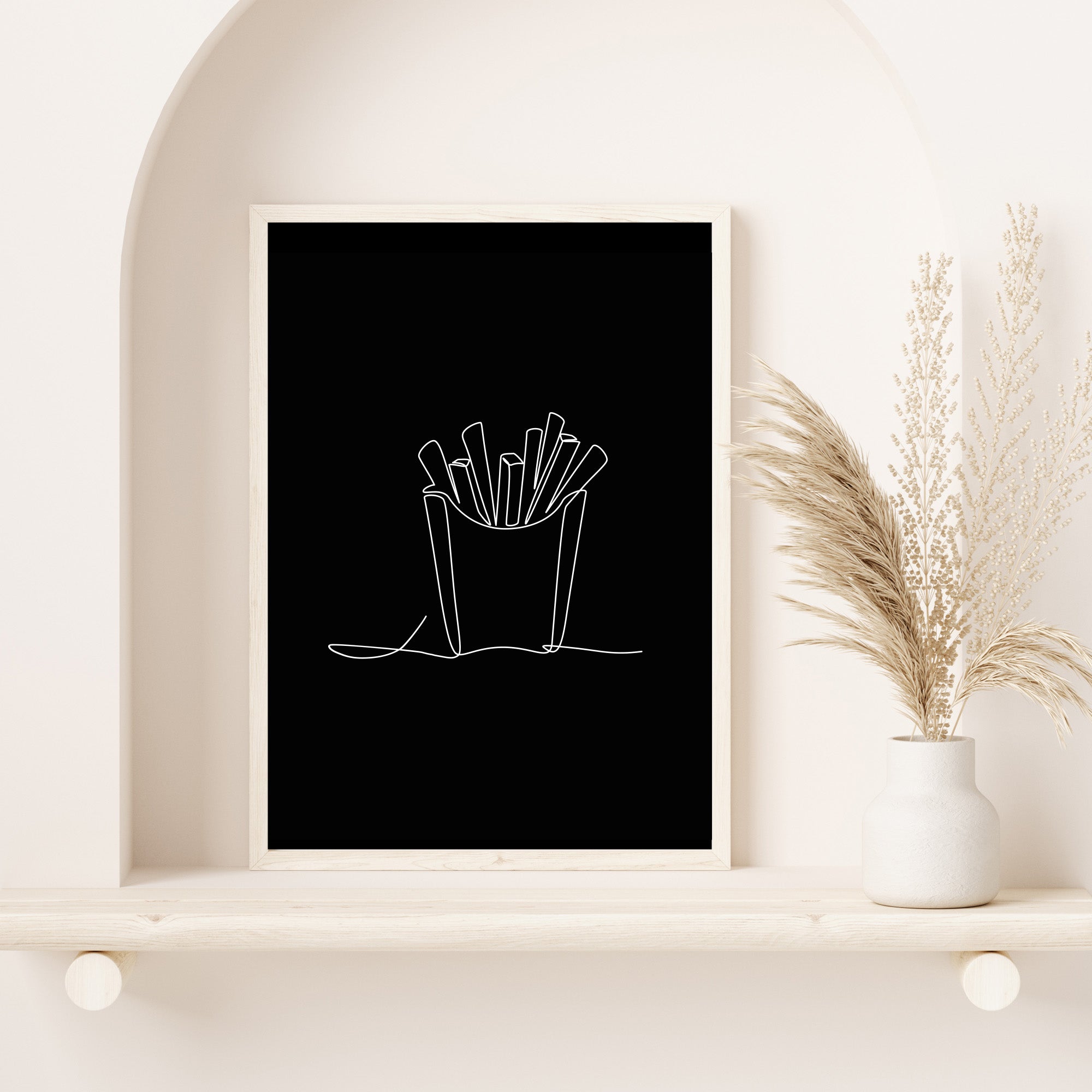 Schwarzes Poster mit weißem gezeichneten Motiv einer Pommestüte in einem weißen Rahmen