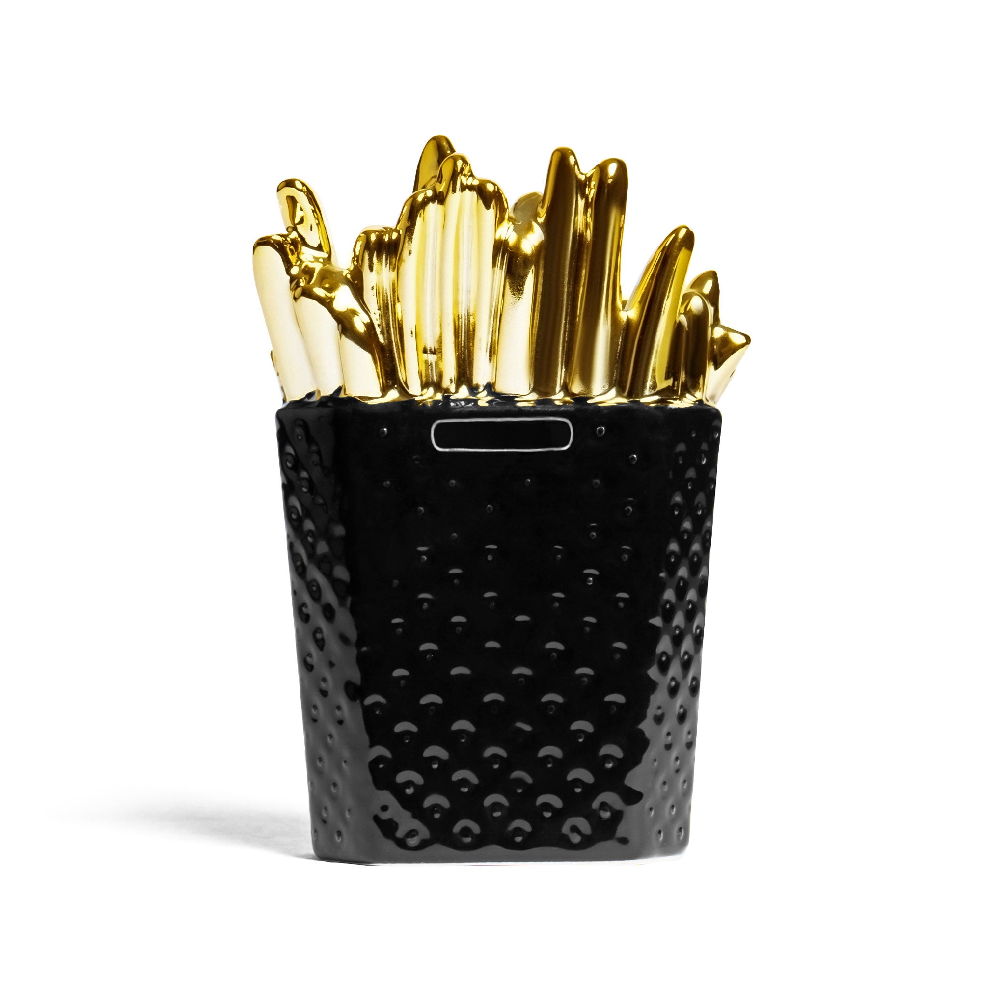Öffnung für Geld einer Spardose aus Keramik in Form einer schwarzen Pommestüte und goldenen Pommes auf der Rückseite.