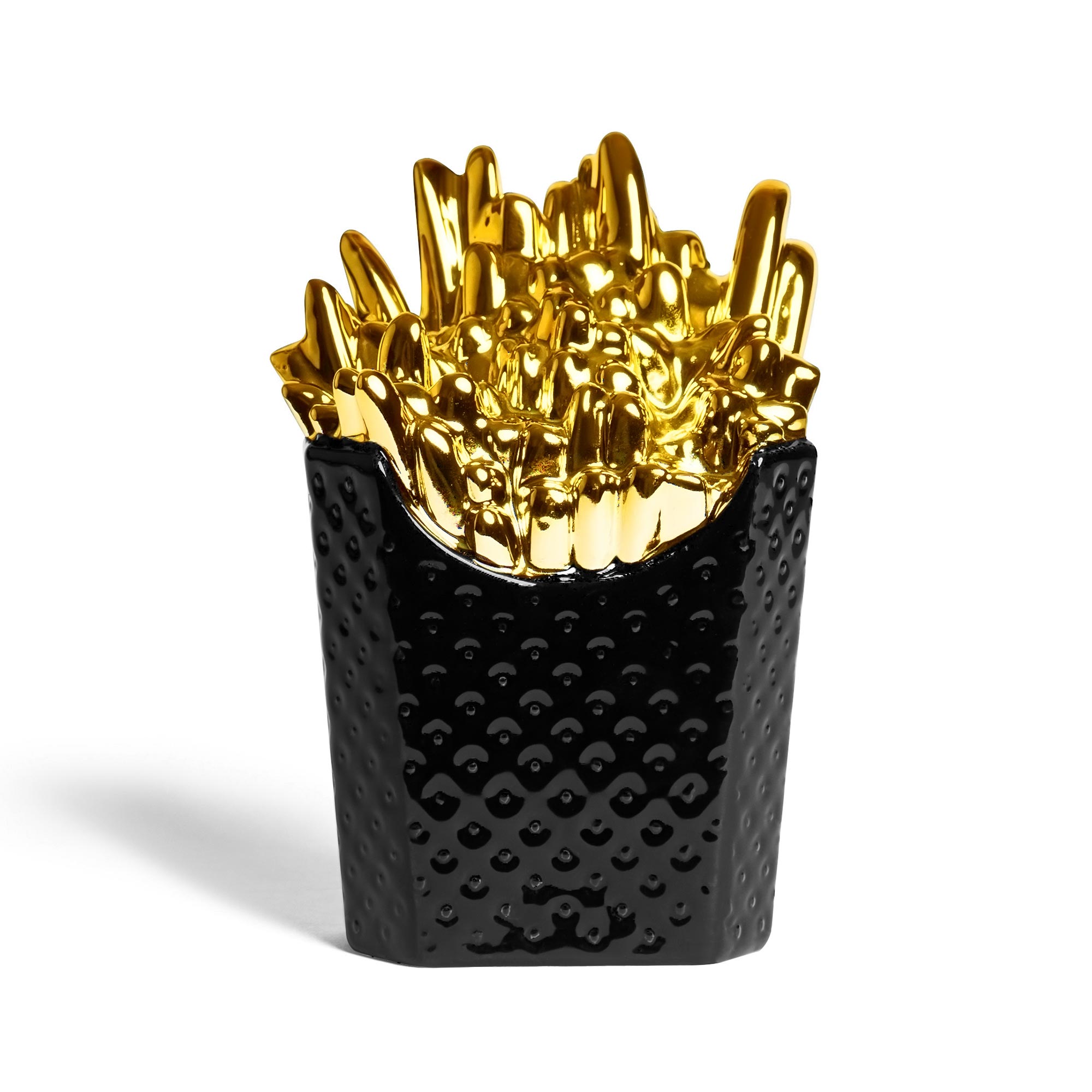 Spardose aus Keramik in Form einer schwarzen Pommestüte und goldenen Pommes in der Frontansicht.