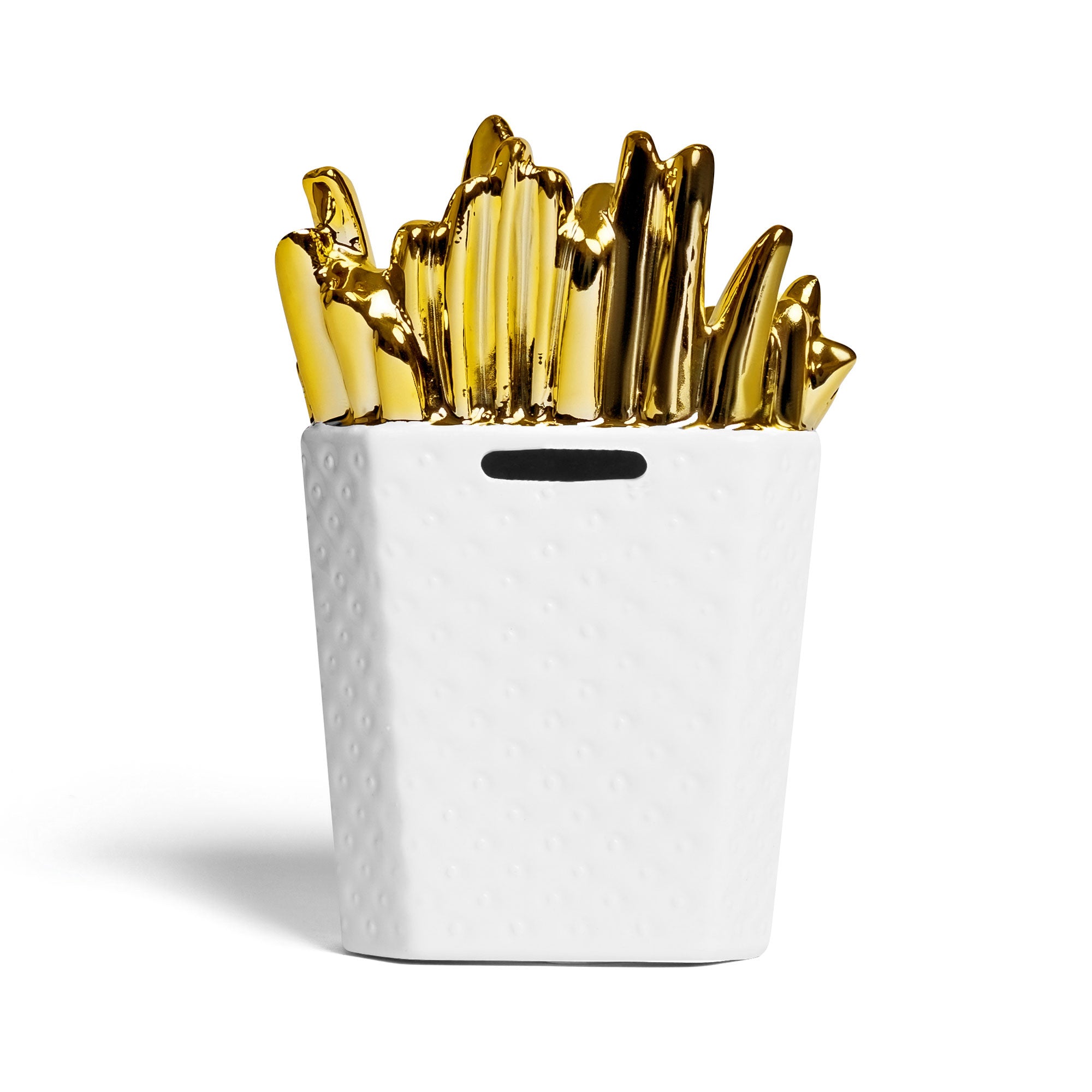 Geldöffnung auf Rückseite einer Spardose in Form einer weißen Pommestüte mit goldenen Pommes.