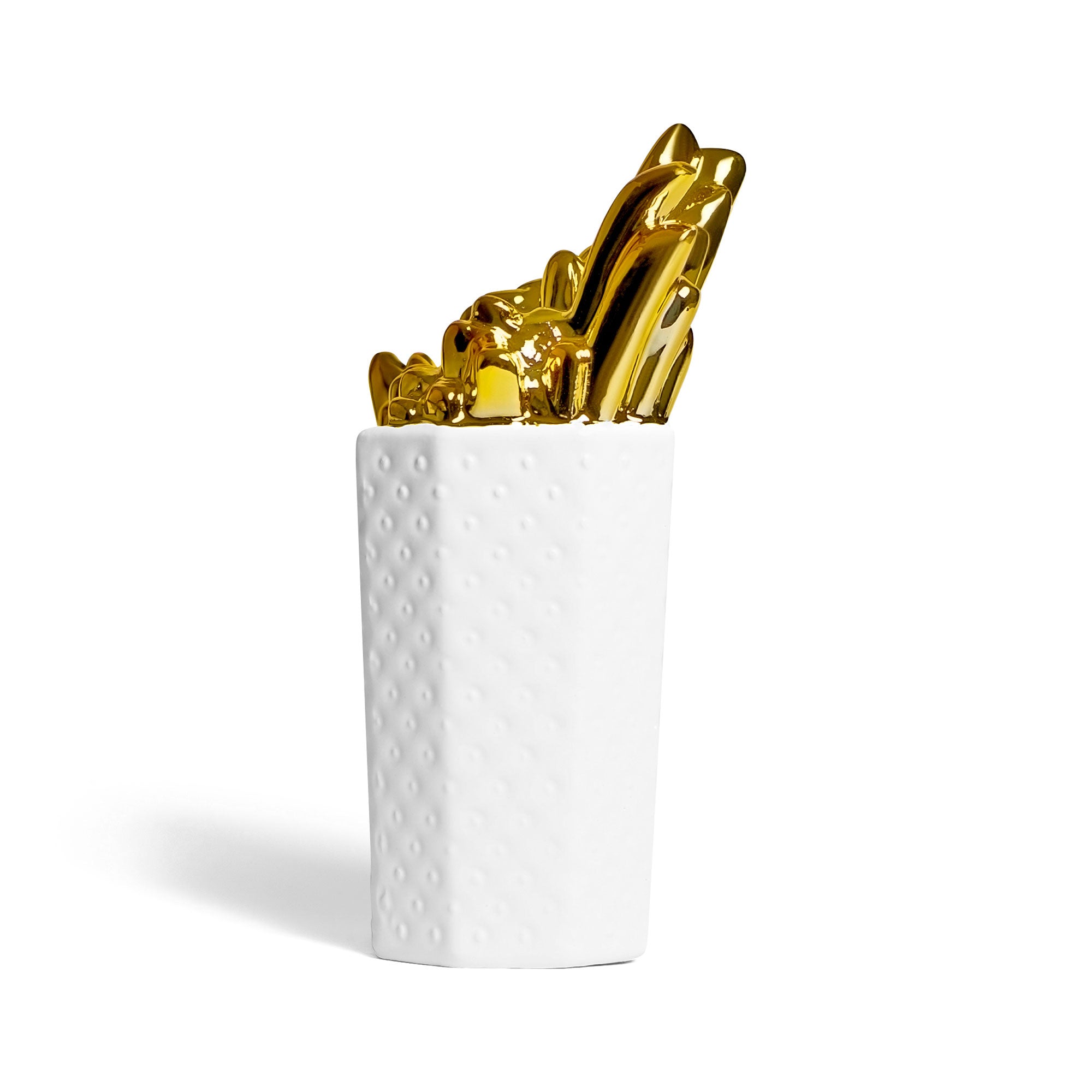 Spardose aus Keramik in Form einer weißen Pommestüte und goldenen Pommes von der Seite