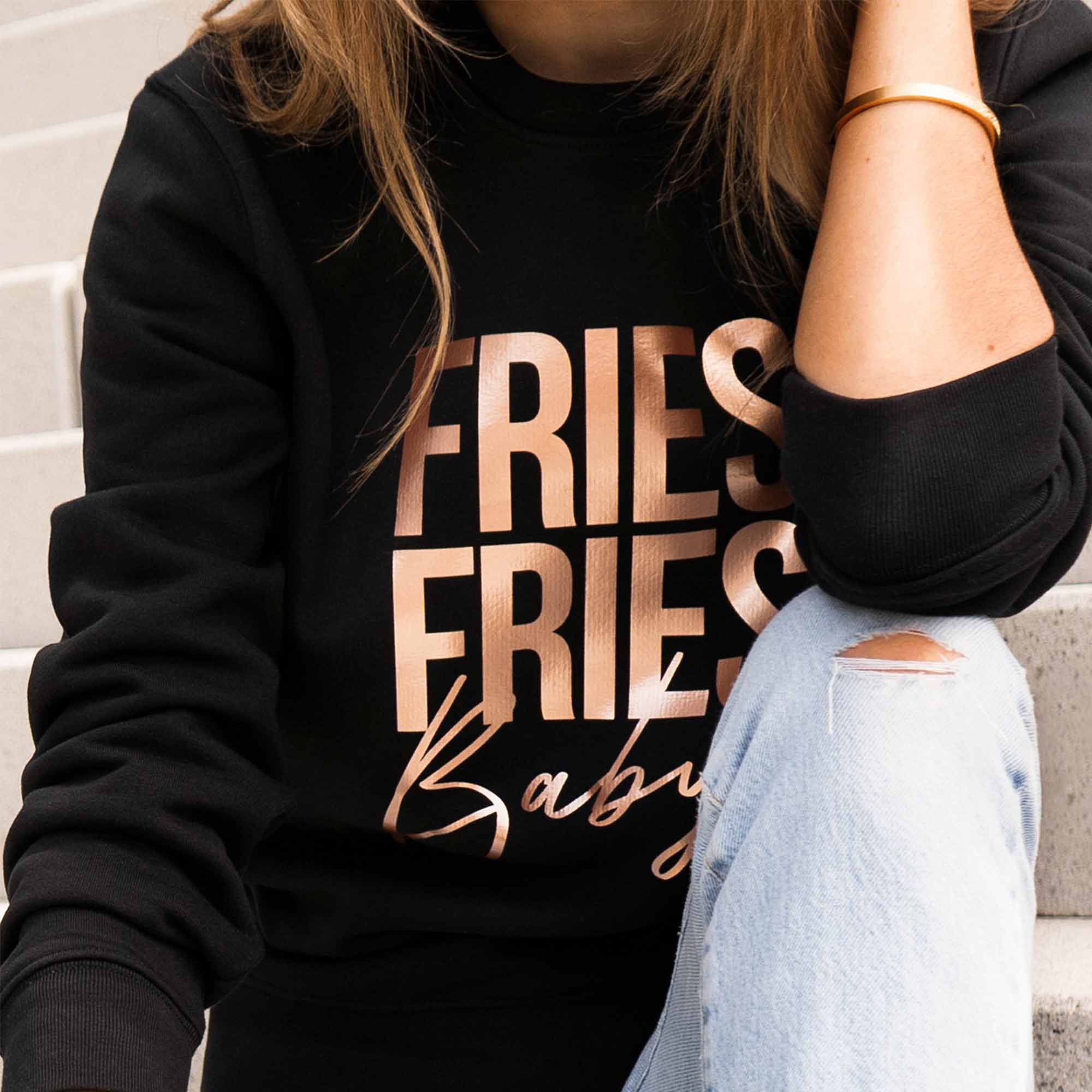 Schwarzer Pullover mit metallic "Fries Fries Baby"-Print