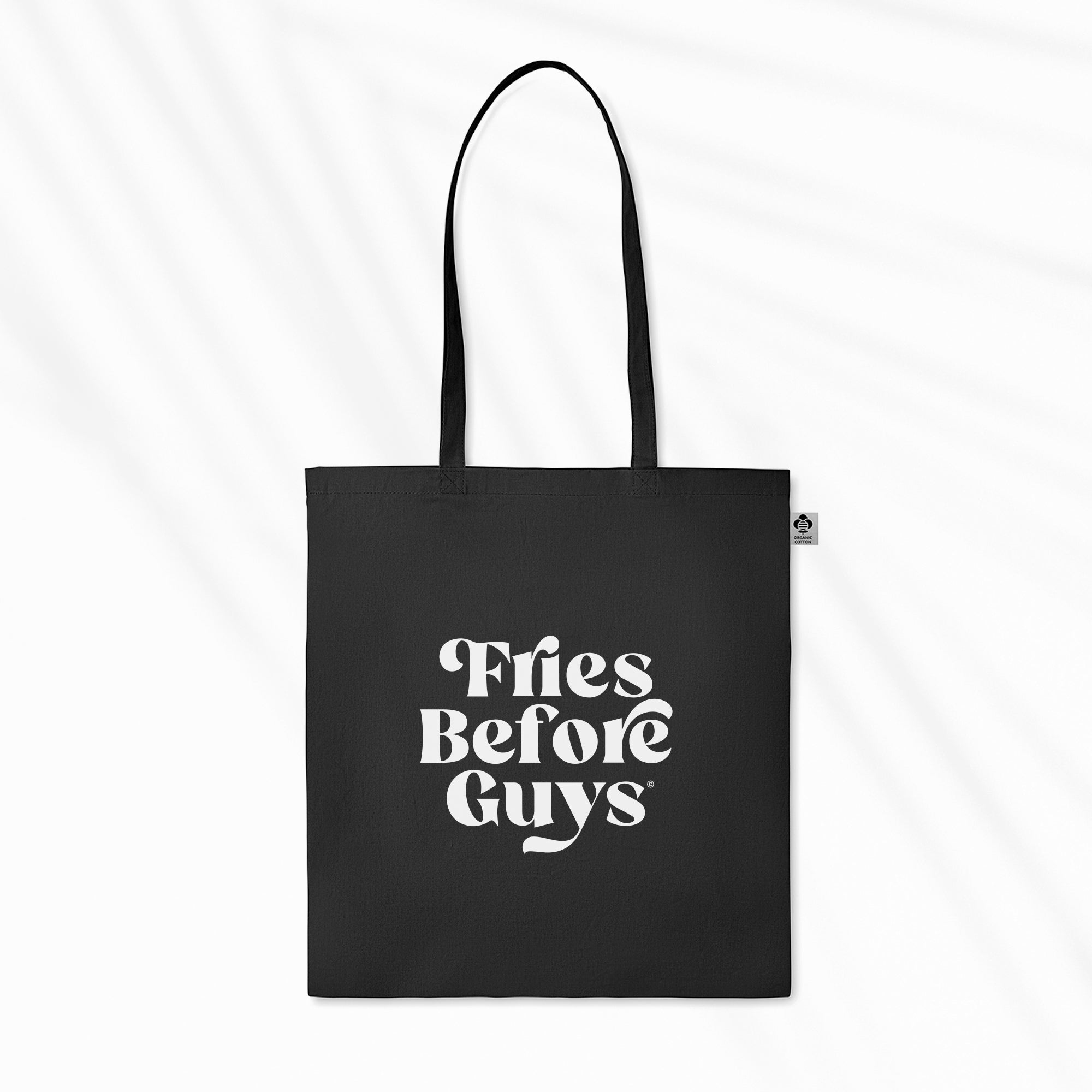 Schwarze Tragetasche mit weißem "Fries Before Guys" Druck