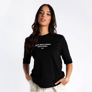 Junge Frau in schwarzem T-Shirt