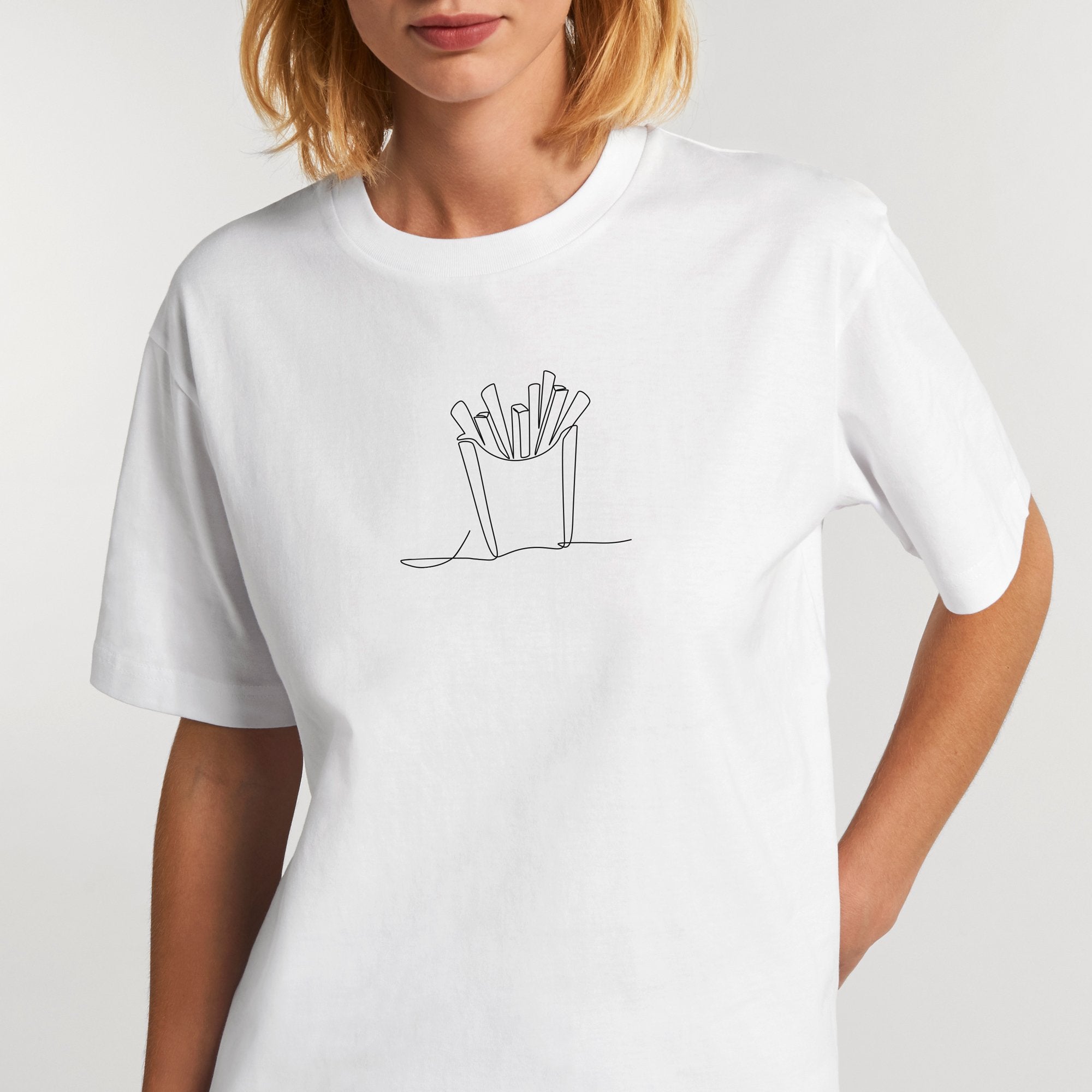 Frau trägt weißes T-Shirt mit dezentem schwarzen Motiv einer Pommestüte.