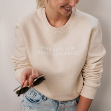 Laden Sie das Bild in den Galerie-Viewer, Vanilla Pulli mit weißer Schrift