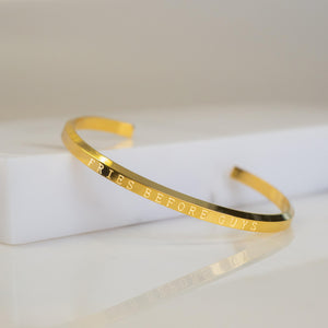 Gold glänzendes Armband mit Gravur