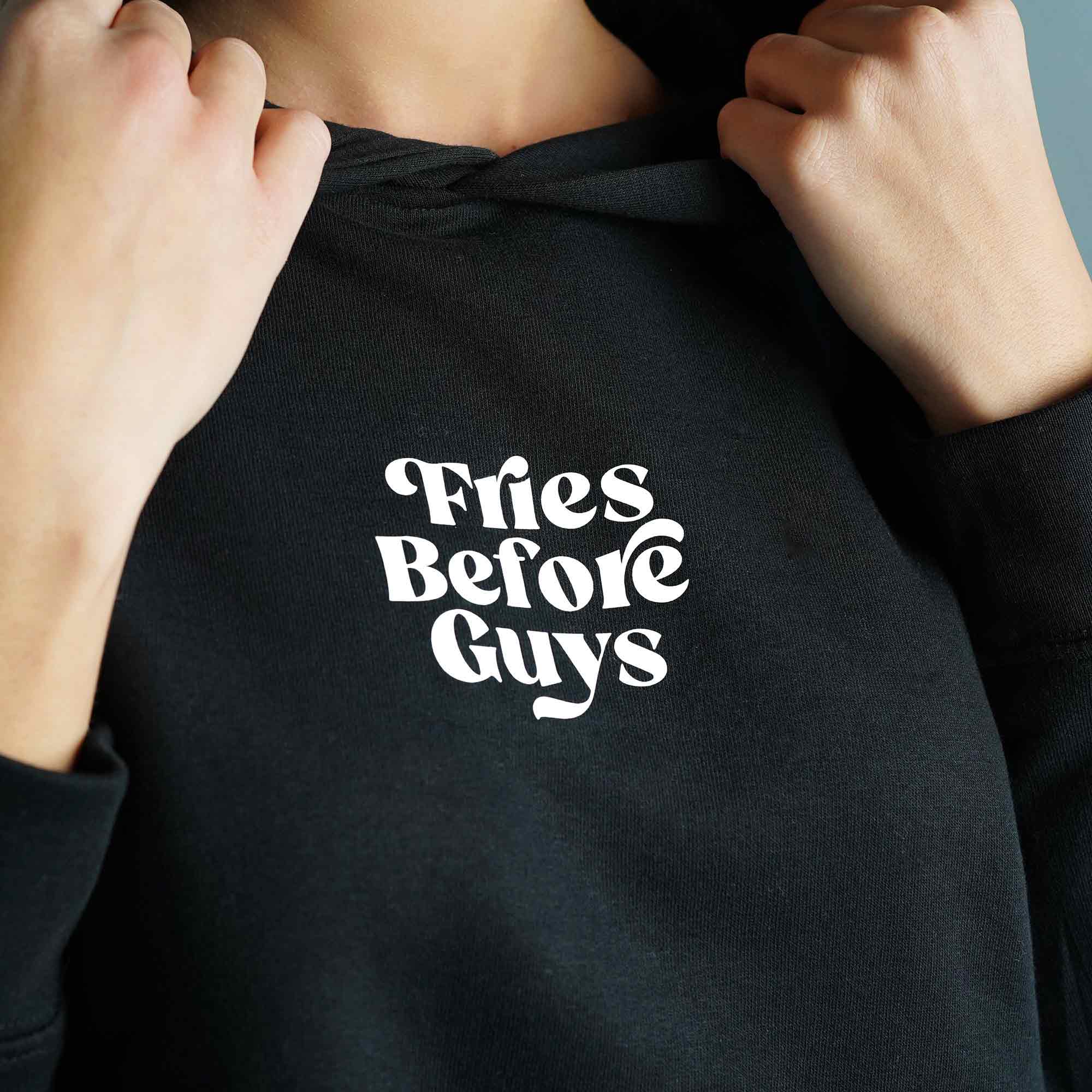 Weißer Print auf schwarzem Pullover
