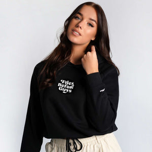 Junge Frau in schwarzem Pullover