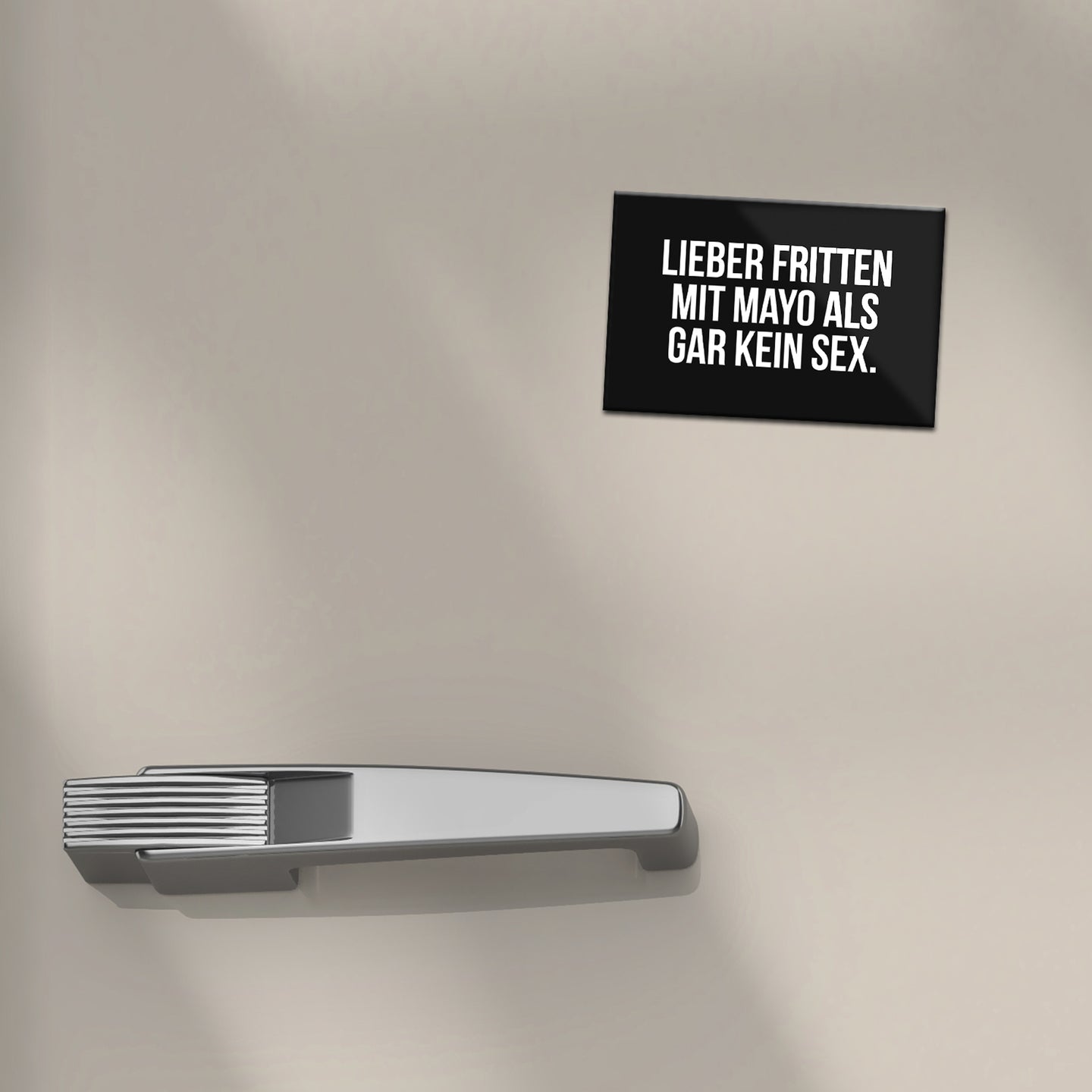 Schwarzer Kühlschrankmagnet mit Spruch