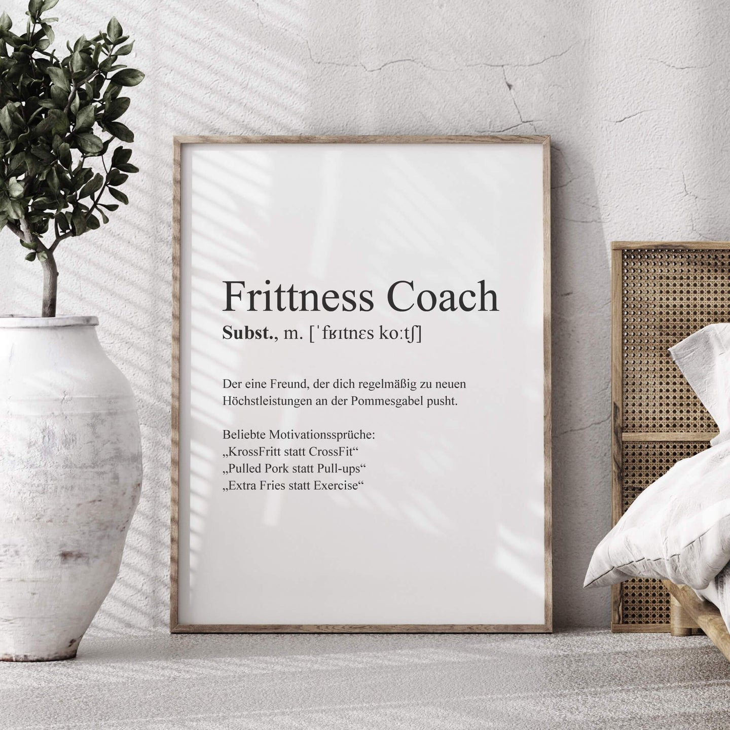 Weißes Poster mit schwarzer Schrift in Bilderrahmen