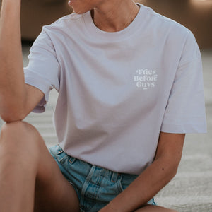 Sitzendes Mädchen in lila T-Shirt 