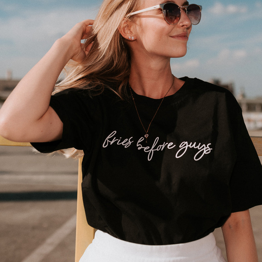 Schwarzes T-Shirt mit weißem Schriftzug