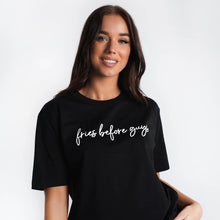 Laden Sie das Bild in den Galerie-Viewer, Junge Frau in schwarzem T-Shirt