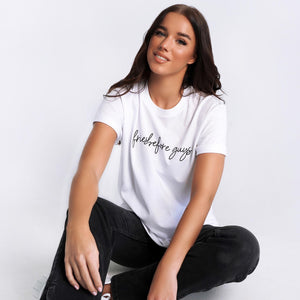 Junge Frau in weißem T-Shirt