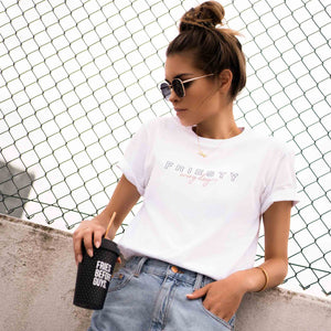 Junge Frau in weißem T-Shirt