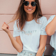 Laden Sie das Bild in den Galerie-Viewer, Junge Frau trägt weißes Shirt