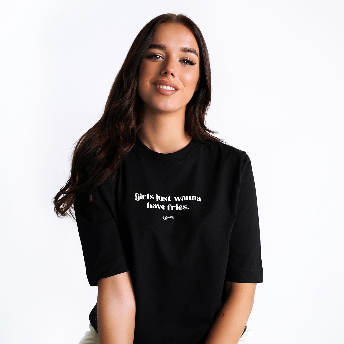 Junge Frau in schwarzem T-Shirt